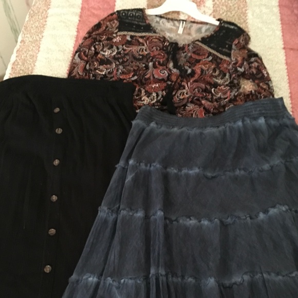 CLOSET CLOSING DEAL‼️ 2 skirt BUNDLE w/BONUS TOP‼️ - Picture 2 of 6